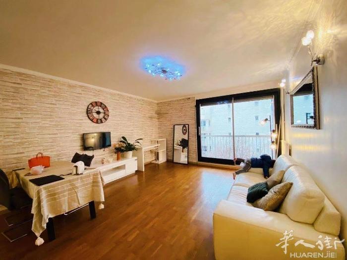 铁塔好房出租，小巴黎16区两室一厅，70平。地址 Rue Scheffer, 7