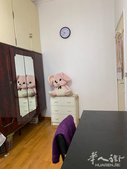小巴黎二区 rue montorgueil步行街，地铁3号，4号近在咫尺，闹中取静，生活设施应有尽有。  独立单间15平米，中央暖气，大窗户（东和西都有窗户），