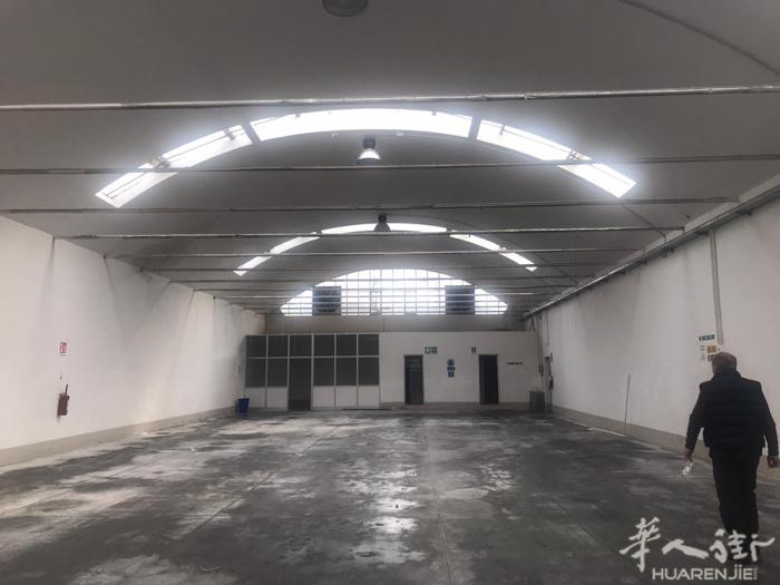 Montemurlo, 工厂出租， 750平方。房租 3.600欧元，押金三个月
