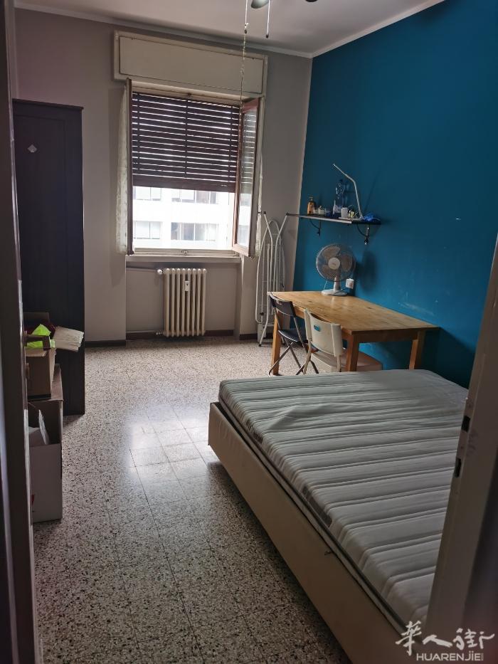 米兰红线地铁口precotto房间出租，老外3老楼，楼下有超市[烟花]。