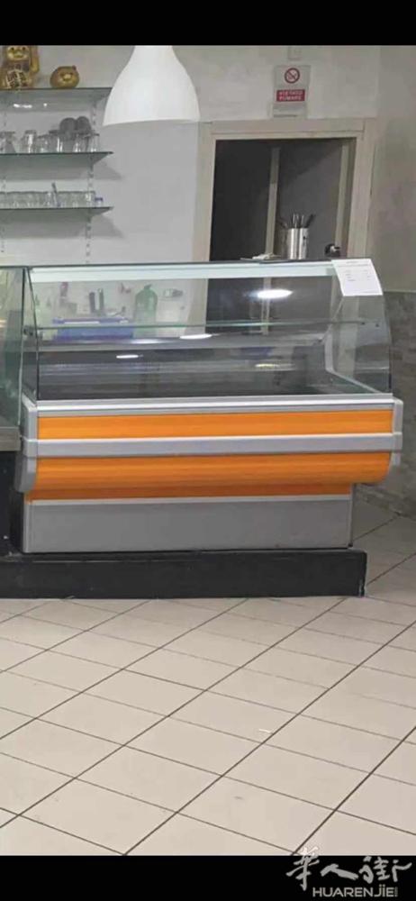 两个摆菜品冷柜和一张不绣钢桌子可以把玻璃拿掉这张图片、便宜转掉