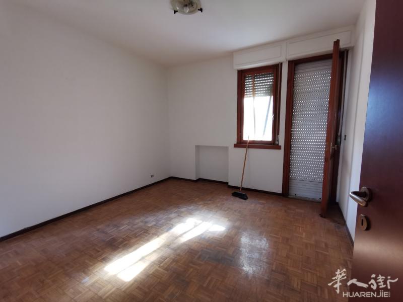 Prato via Pistoiese 有一套房出售 3个卧室 客厅 厨房 一个厕所 还有一个车库  价格225.000 E.