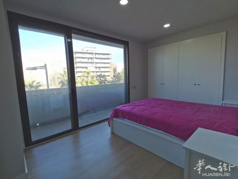 巴塞La Marina de Port开发商新房三室一厅两卫1250欧