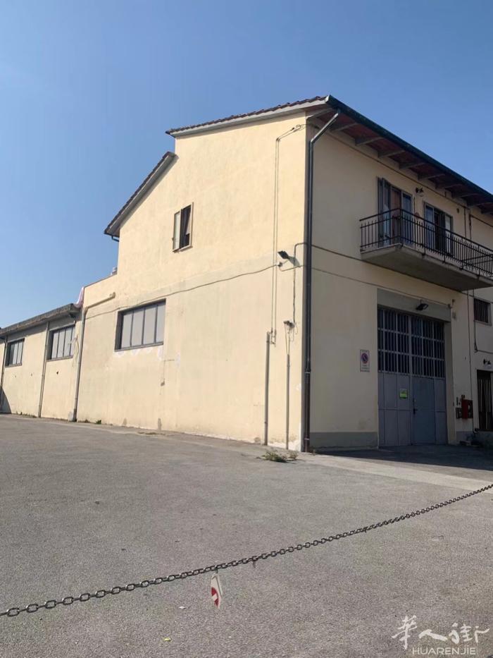 Galciana 附近工厂 600 平方 ➕ 500平方的院子 房租€ 2900
