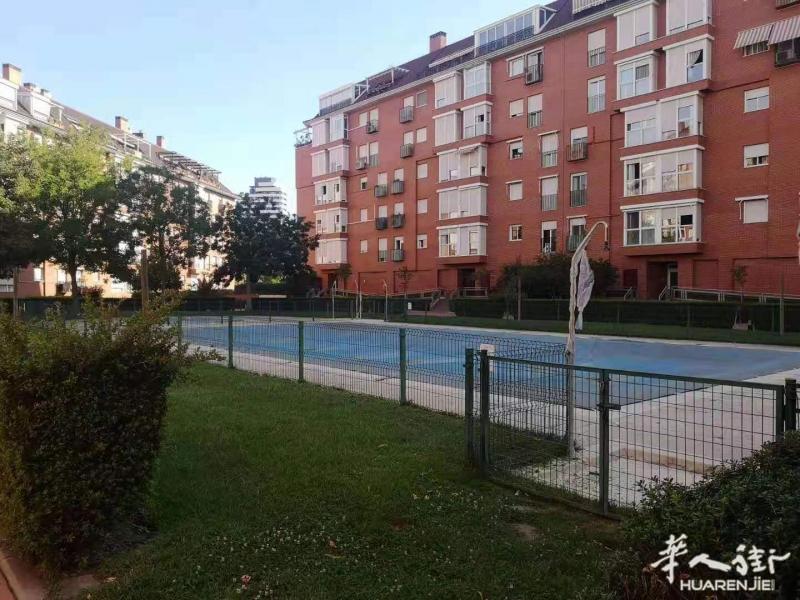 三号线almendrales地铁口一分钟 封闭小区 落地窗大床房出租!