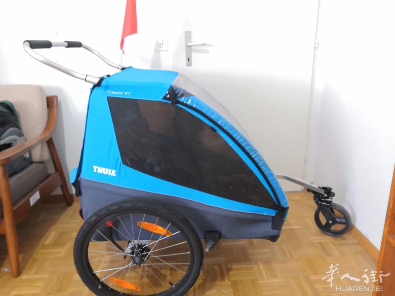 半价出售几乎全新的自行车小拖车（接送小孩子用的，可乘坐２个小孩），日内瓦，150瑞郎/欧元