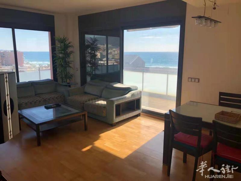 badalona 海边有两个房间出租 海景房 楼下海滩 住家仅有一个年轻人 房租便宜