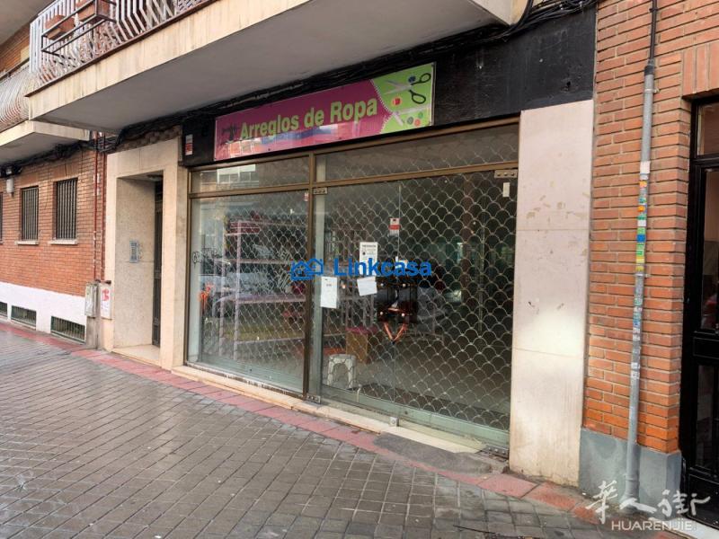 旺铺出租local, 有一个跟大的橱窗可以做展示.