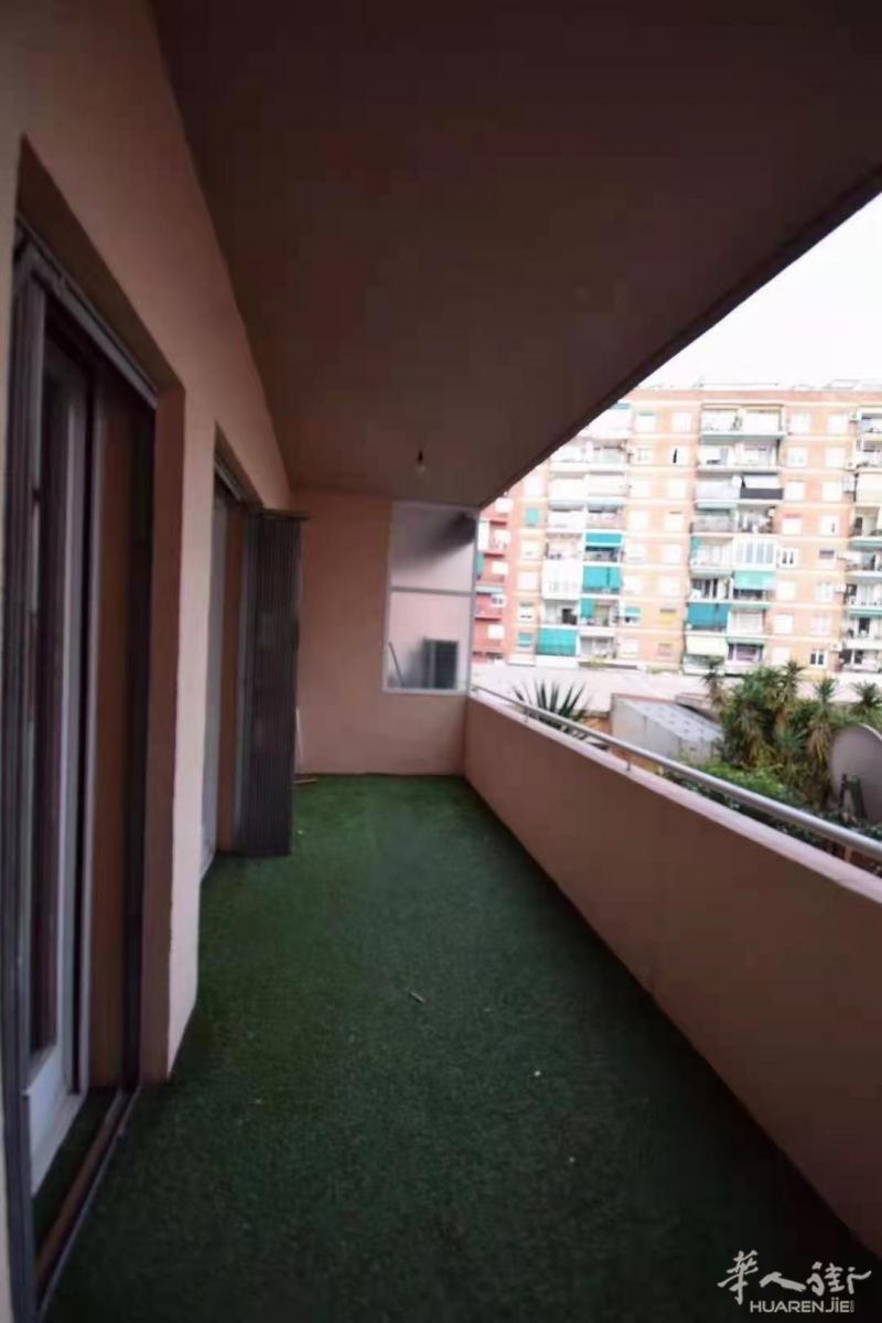 Les Corts 区近，