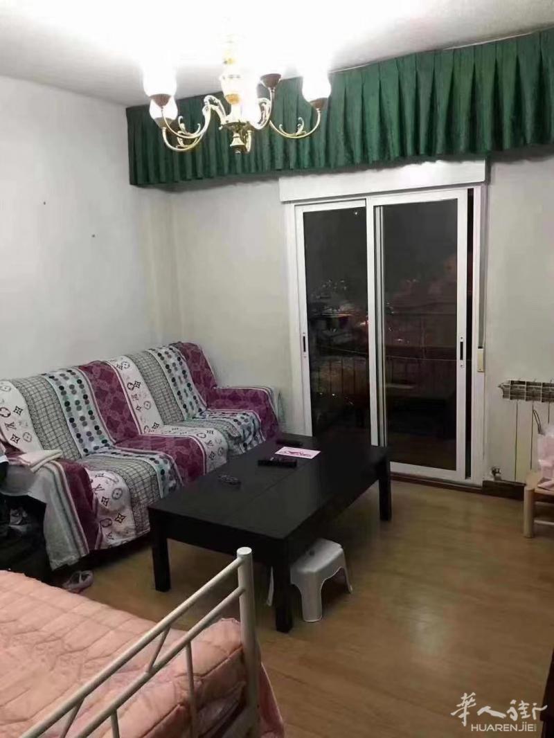 马德里4号线三室一厅两阳台出租