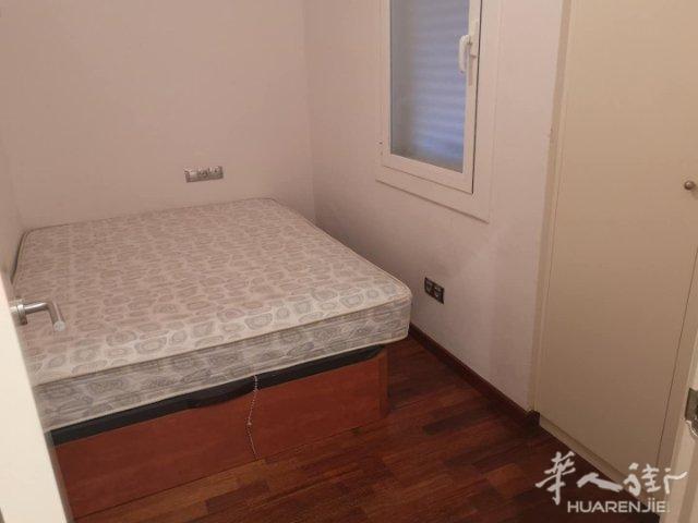 巴塞市中心2个单间出租，。