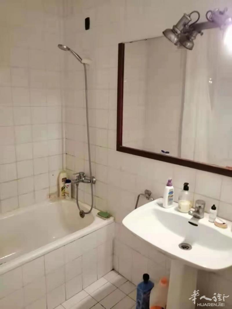 巴塞单间，Hospital Clínic 站