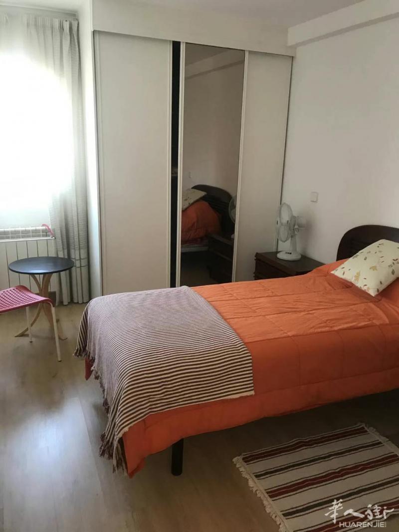 马德里六号线conde de casal四室三卫出租三单间