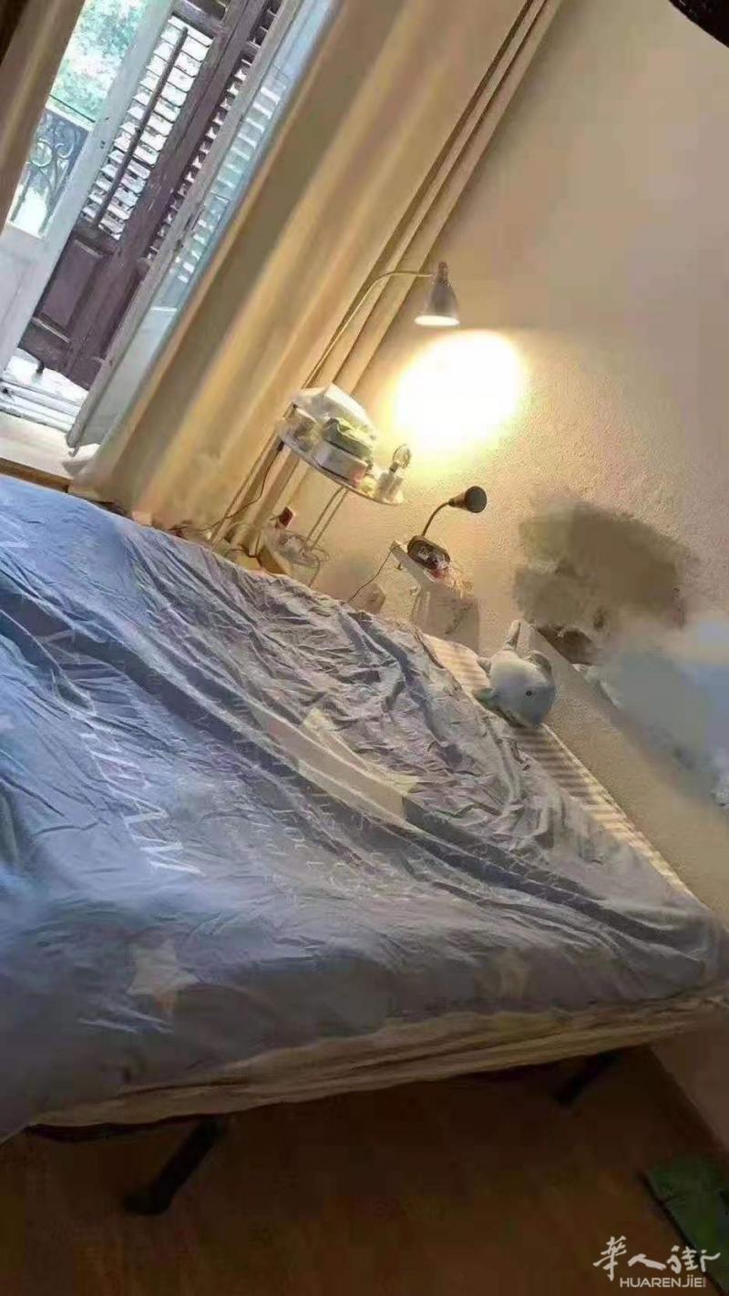 市中心sol两室一厅里的大床房