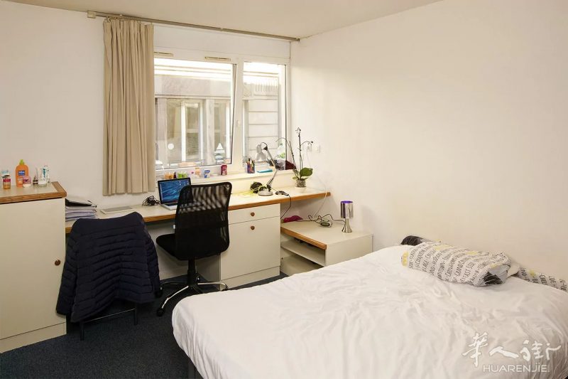 近EM Strasbourg，八月底起租，400欧，近B/C/F线Homme de Fer站