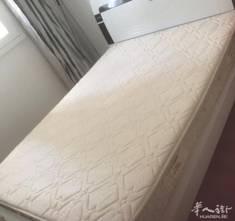 巴黎售二手双人床垫及单人木床
