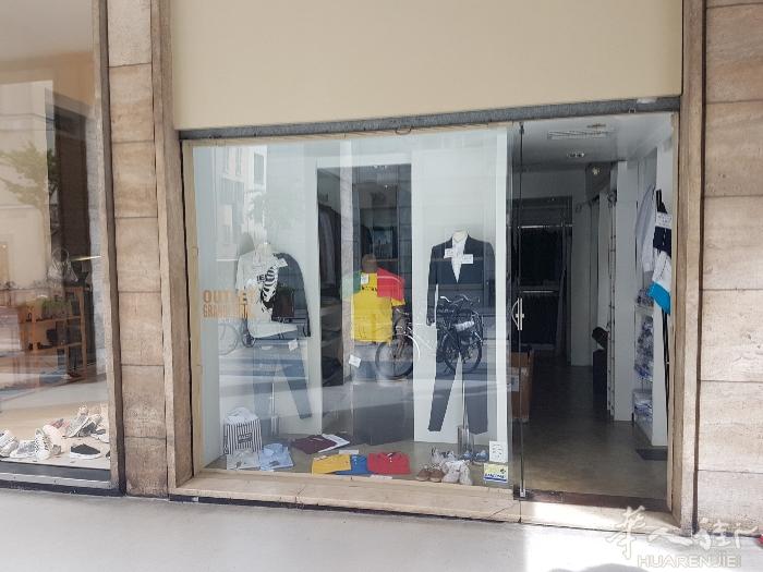 negozio via cavour 11 piacenza adatto pr