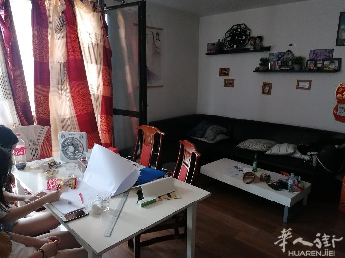 近13区94省Mairi d'ivry7号黄线地铁口8分钟，到RER C 5分钟4房1厅85平米，地窖，带车位出售420000欧，中央供暖，杂費800欧/季度，地税1100欧/月