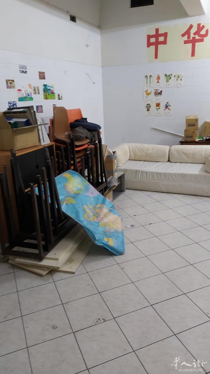 学校搬迁，桌椅等用品转让，5欧元一件，有意者从速