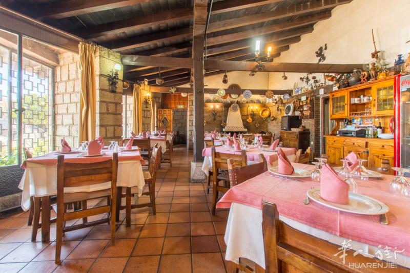 SE VENDE HOTEL en Honrubia de la Cuesta, en 1 hora fuera de Madrid al Norte