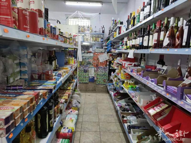 糖果店 好区分 对面是hotel 旁边学校 附近很多酒吧 住家区