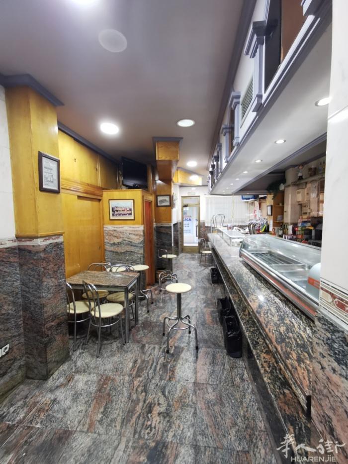 卖店面 马德里Getafe 店面出售。40平方米，营业执照是酒吧，有Terraz