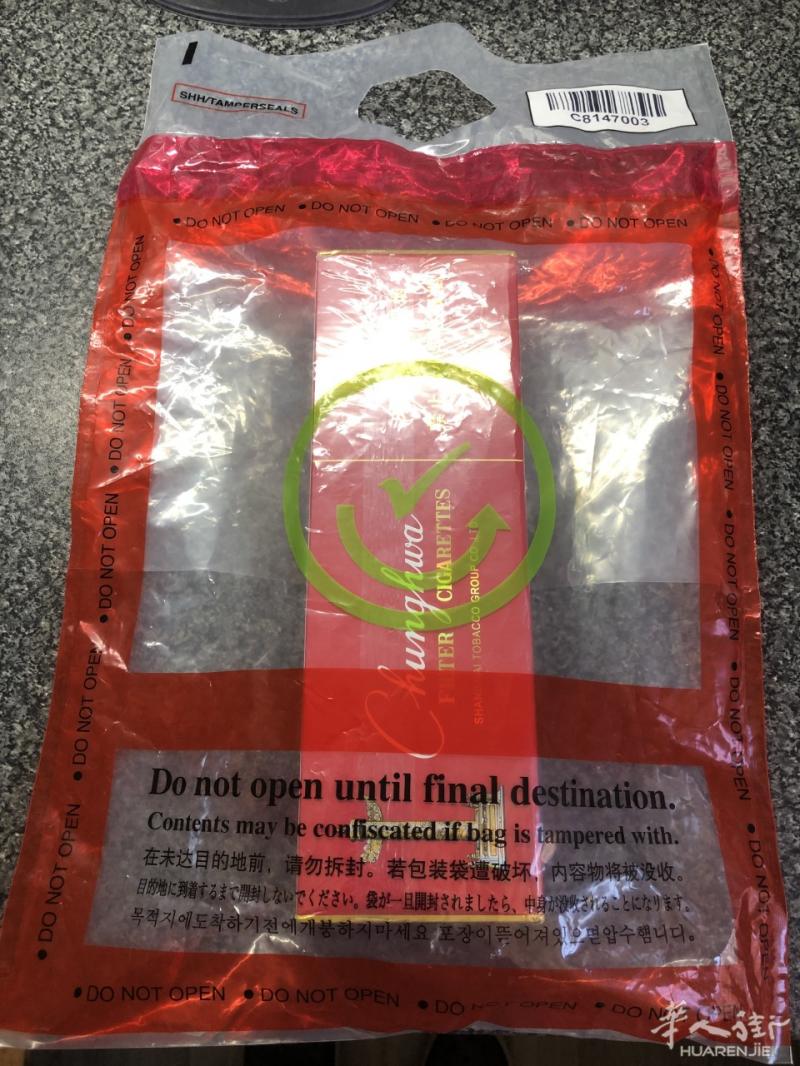 机场免税店(原包装，未拆封）软,硬盒中华各一条，購買兩條送一盒雪茄