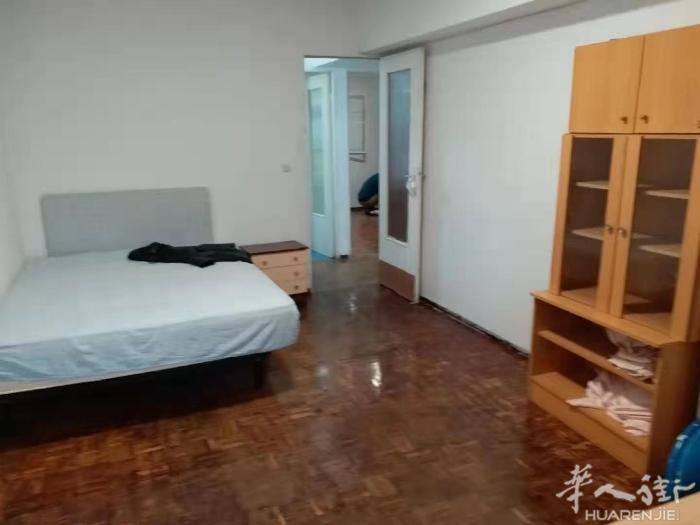 🏡马德里一号Tetuan单间，地铁口50米 房子三居室。三楼阳光大床房，带空调