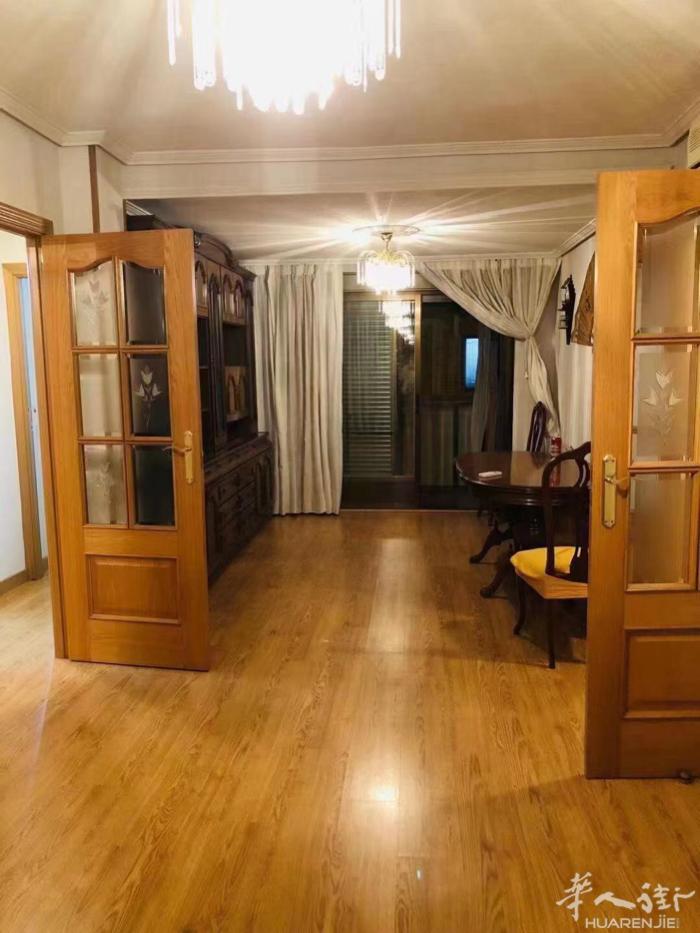 6号线carpetana 三室一厅2阳台》  地铁口一分钟以内！ 直达康普马