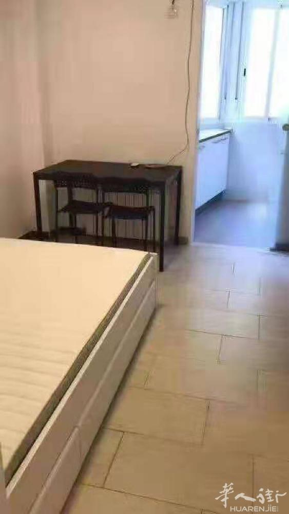 6号carpetana 单身公寓600欧包水网 10月起租、地铁口两分钟,直达