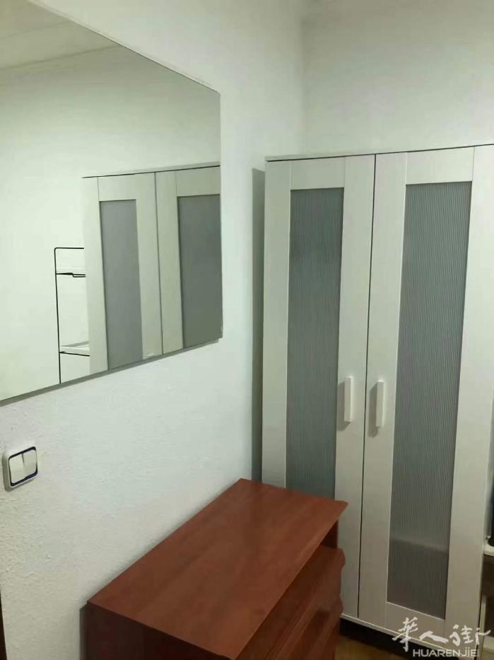 🏡巴塞单间出租，Zona Franca 交通局单人大房间，房子三室一厅一卫，住