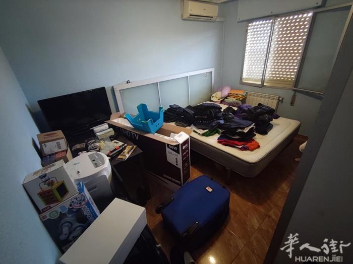 马德里Alto de arenal 一路线地铁站整租 房子是 三室一厅一卫 有阳