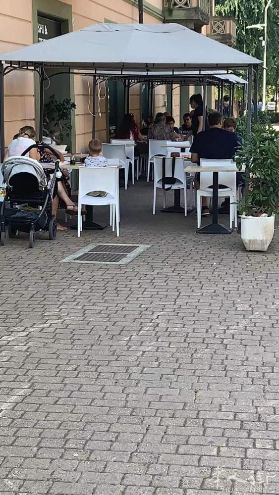 小型餐馆转让，餐馆外面40来个位置，里面40来个位置，位于tortona繁华地段