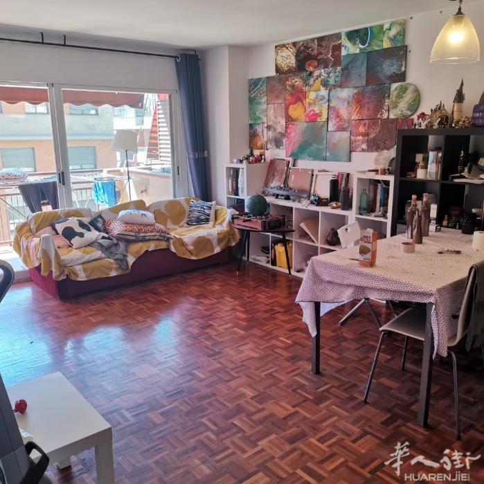 🏡巴塞单间出租，房子位置在sabadell centro车站旁，房子为四室一厅