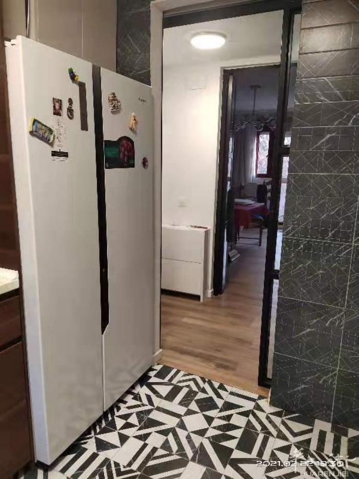 🏡5路地铁urgel单间出租， 地铁口2分钟， 安静的小区房， 全新高档装修，