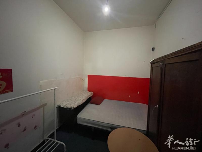 马德里市中心房间230，无窗，水电网全包，近CALLAO，微信：hfy68688