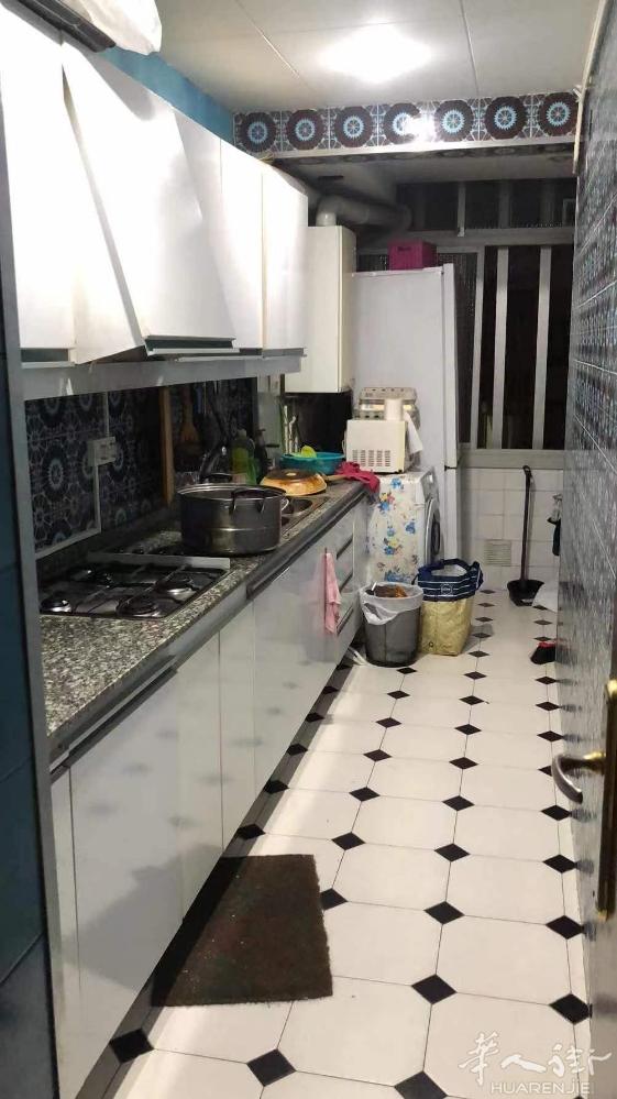 🏡巴塞单间出租，L2.L4la pau附近，地铁口2分钟，房子三室一厅一卫，出