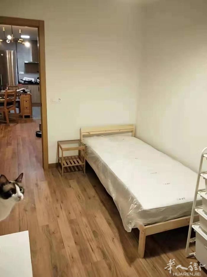 🏡巴塞单间出租，，旁边有1号线santaeulalia 和5号线badal，房