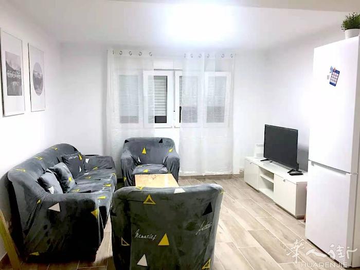 🏡马德里地铁2号线La elipa单间出租 房子共4室1厅2卫，每个房间都带暖