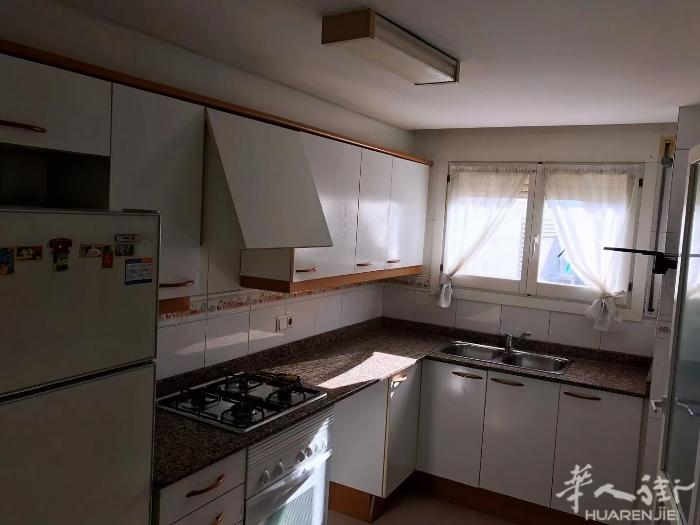 🏡巴塞单间出租，GRANVIA2商场附近，地理位置好，去zona Univer