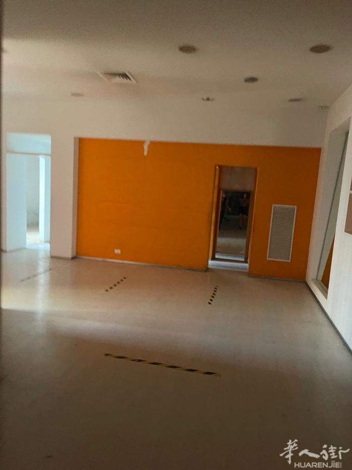 中国街500多号正街有一店面出租，250平方，适用于各种店面及办公室，房租120