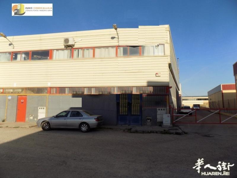 出售ROMPECUBAS工业区仓库 带电机滑车带卸货门【编号512】