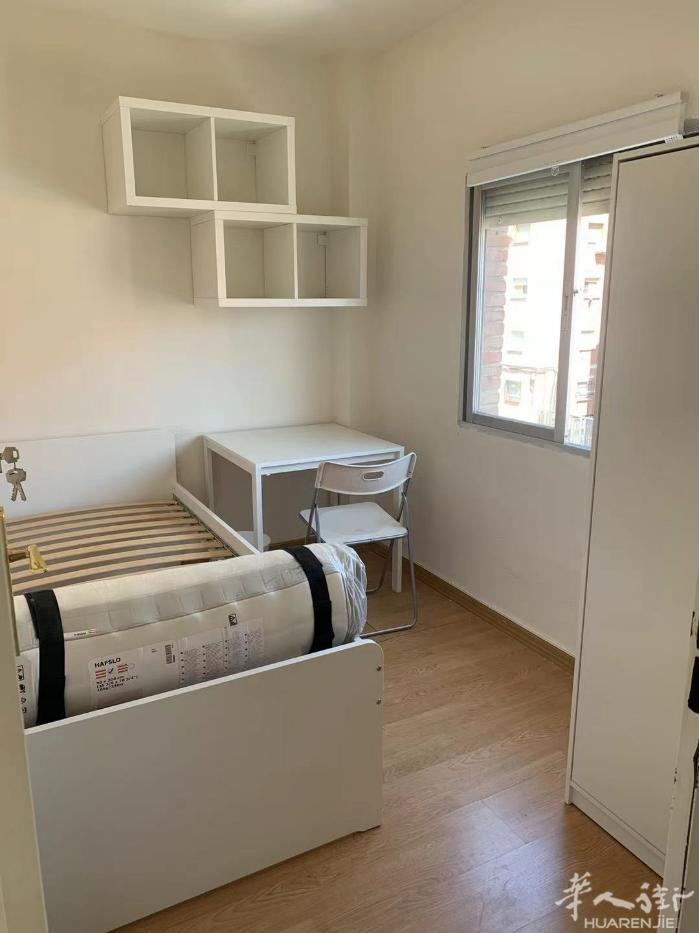 🏡马德里6号线carpetana单间，距地铁口1分钟，房子带阳台，2楼步梯，租