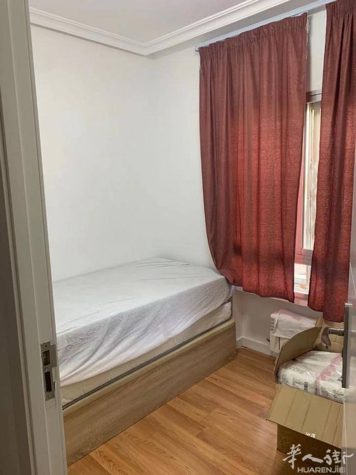 🏡马德里地铁5号线aluche 1小单间和1大独立卫浴房间出租！房子4室一厅。