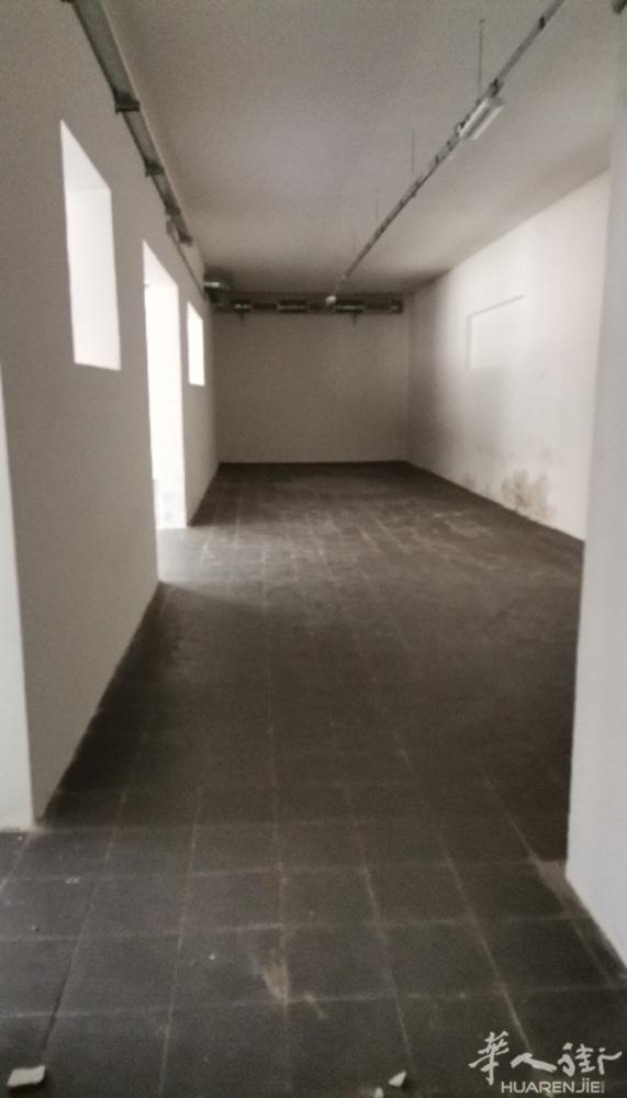 近中国街满囗香附近，有空工厂出租。200平方。电话:3778363206