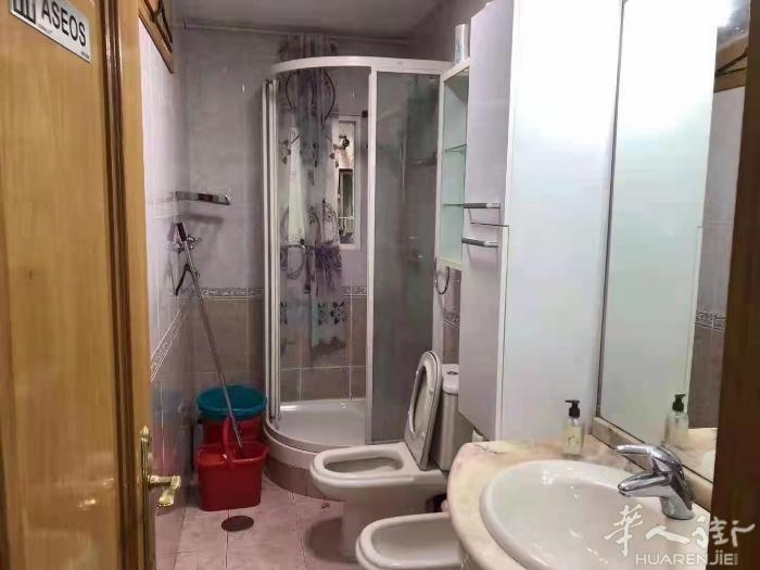 🏡马德里十号fuencarral地铁口附近有大床单间出租，地铁口5分钟，床1、