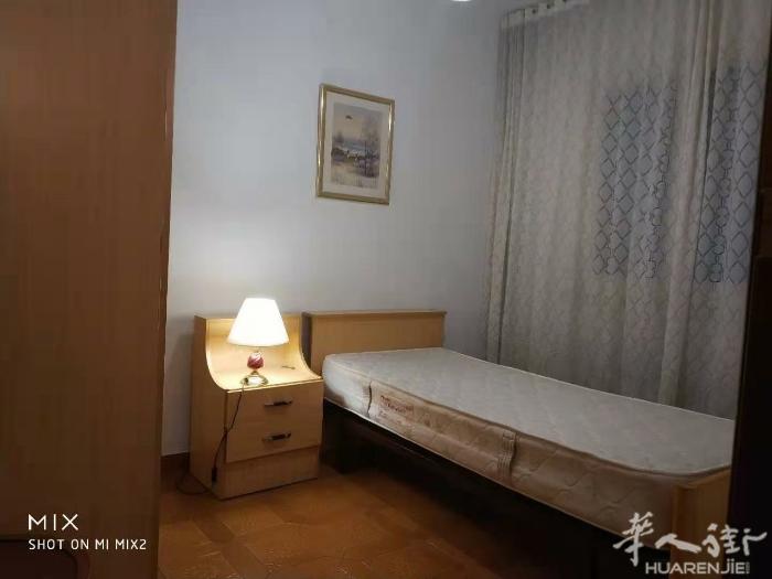 🏡靠近一路Fondo 地铁口有单人间出租。房子三室一厅一卫，住家