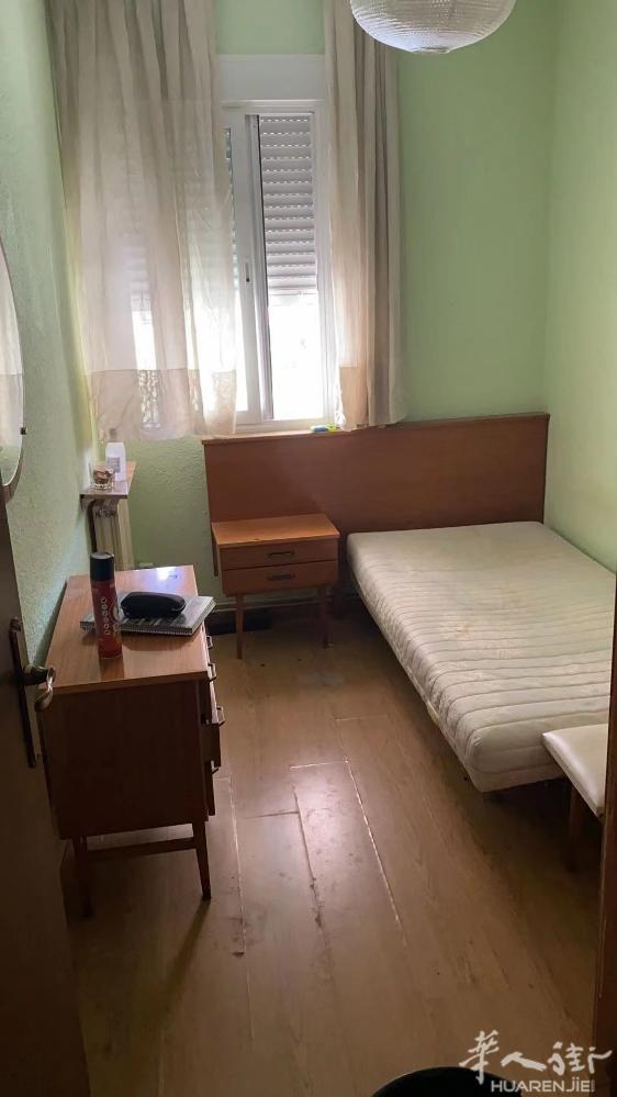 🏡马德里5号线Urgel朝阳单间出租 房屋两层，共三个卧室，出租二楼单间. 每