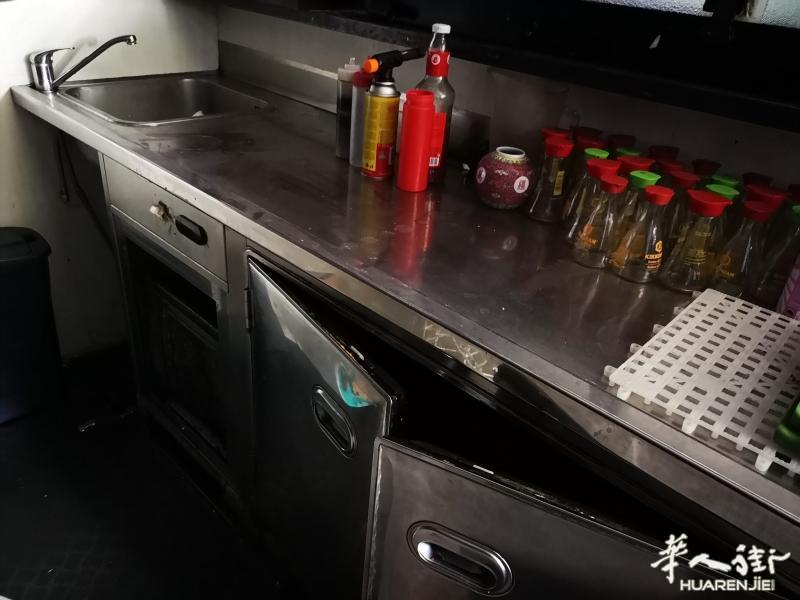 二手餐馆设备出售: 冰柜吧台，老外炉灶、油烟机，油锅和煮面炉，灯笼，壁画，日本布娃，厨房用的带抽屉的工作台，结账柜台等等