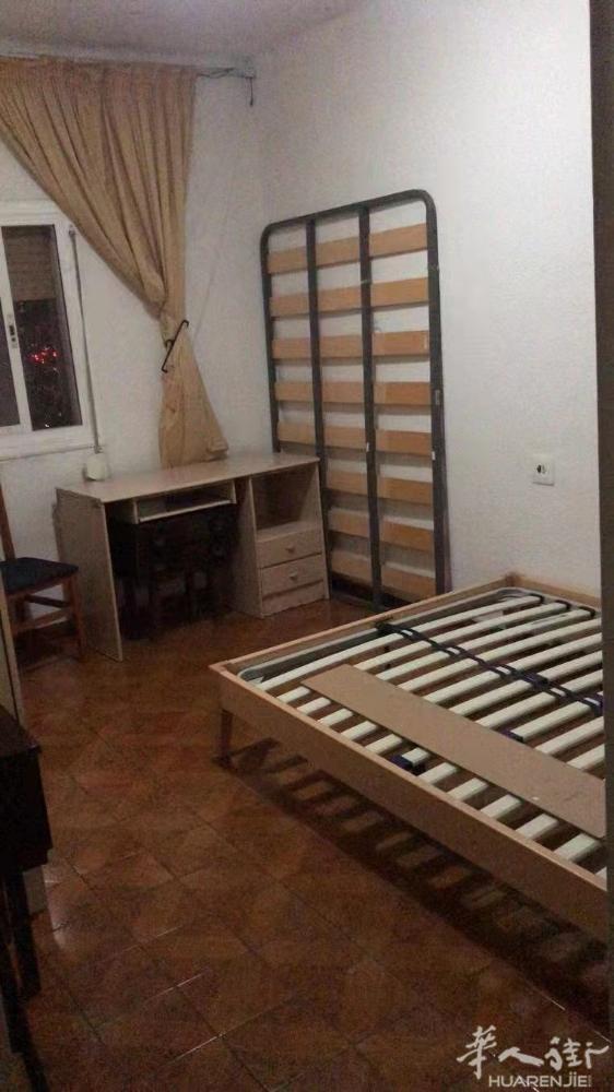 🏡巴塞单间位于Fondo柳青线店附近，大床可住两人，大衣柜.楼上可晒衣物。干净
